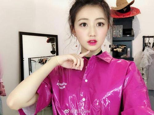 婴儿腿上有一块块的鸡皮肤